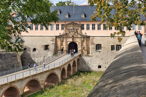 Familienführung "Fast verschwundene Geschichte – das Leben der Mönche auf dem Petersberg"
